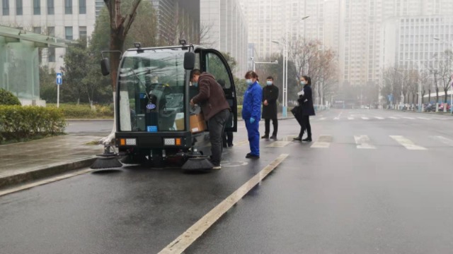   全封閉駕駛式掃地車TBS-2000服務(wù)孝感市民之家！